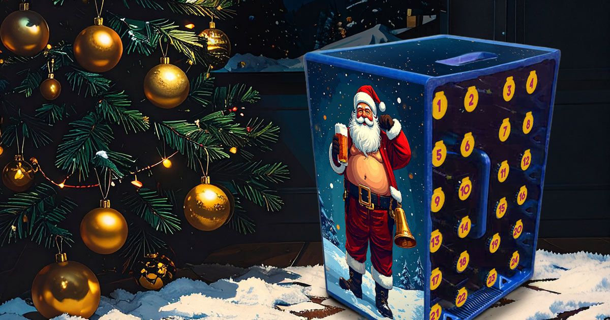 Adventskalender Bierkrat met kerstman ontwerp, rechtop geplaatst naast kerstversiering